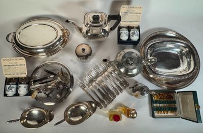 beaucoup de plats et de cuillères en argent sur la table