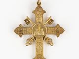 une image représentant une croix en or sur laquelle figurent un homme et une femme