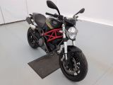 une moto qui est garée dans un garage