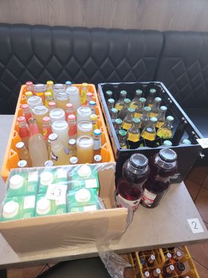 de nombreuses bouteilles de soda et de jus de fruits posées sur une table