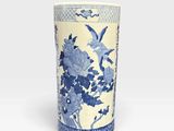 un vase bleu et blanc orné de fleurs et d'oiseaux
