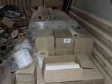 une pile de boîtes posées sur le sol d'une pièce