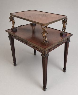 une petite table en bois sur laquelle sont posées deux figurines