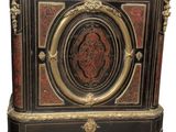 une horloge noire et rouge ornée de détails dorés