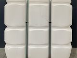 une pile de récipients en plastique blanc posée sur une palette en bois