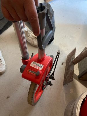 une personne qui utilise un outil pour réparer une roue