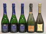 six bouteilles de vin sont alignées dans une rangée
