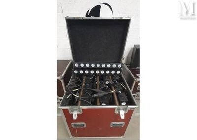 une mallette contenant tout un tas d'outils