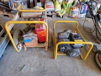 deux chariots rangés l'un à côté de l'autre dans un garage