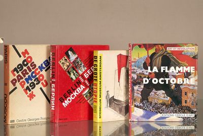 Plusieurs livres sont alignés sur une table en verre
