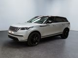 un Range Rover blanc garé dans une pièce blanche