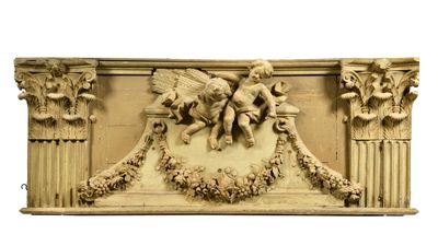 une sculpture représentant un homme et une femme sur un mur