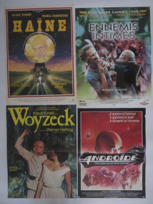 quatre affiches de films différents accrochées au mur