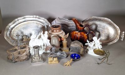 beaucoup d'objets en argent qui se trouvent sur la table