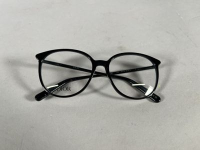des verres posés sur une table à la surface blanche, sur fond blanc