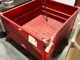 un petit chariot rouge posé par terre