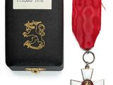 deux médailles et un ruban rouge sur fond blanc