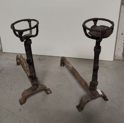 une paire de socles de bouche d'incendie anciens en fonte posés sur un sol en béton