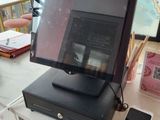 une petite caisse enregistreuse pos posée sur une table devant une fenêtre