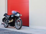 une moto garée devant une porte de garage rouge