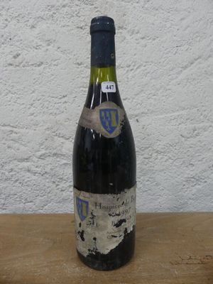 une bouteille de vin posée sur une table
