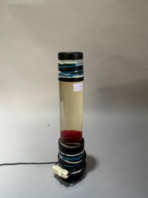 une bouteille en verre contenant un liquide, posée sur une table