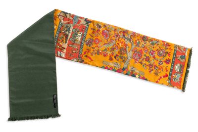 une écharpe orange et verte sur fond blanc, bordée de vert