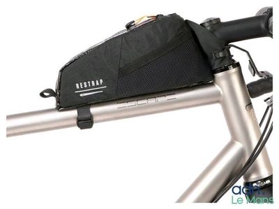 un gros plan d'un vélo avec un sac sur le guidon