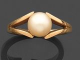 une bague en or 18 carats sertie d'une perle de culture