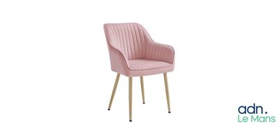 une chaise rose aux pieds en bois sur fond blanc