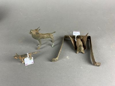 Plusieurs figurines d'animaux en métal sont exposées sur une table