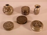 de nombreux objets en argent posés sur une surface blanche
