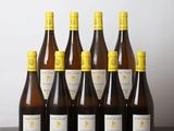 un lot de bouteilles de vin posées sur une table en bois