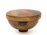 bol en bois avec couvercle posé sur une surface blanche, sur fond blanc