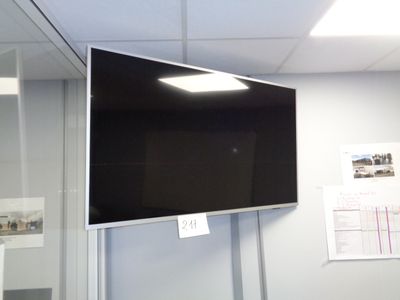 un téléviseur à écran plat accroché au mur du bureau
