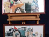 deux photos représentant une femme et une voiture, posées sur un chevalet