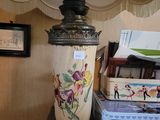 une lampe posée sur une table