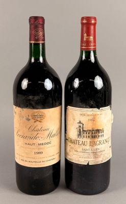 deux bouteilles de vin rouge posées l'une à côté de l'autre sur une table