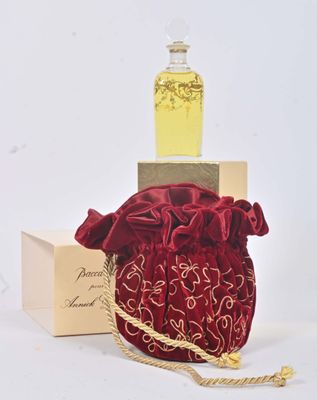 une image représentant un petit sac rouge entouré d'une chaîne dorée