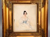 un tableau représentant une femme en robe blanche, dans un cadre doré