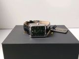 une photo d'une montre posée sur une boîte, elle-même posée sur une table