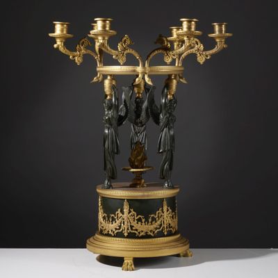 candélabre en bronze et en bronze patiné, orné de figures, reposant sur un socle en marbre