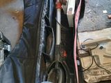 une valise ouverte posée par terre, contenant des outils