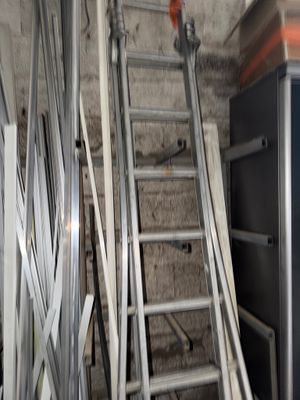 une échelle adossée au mur d'une pièce