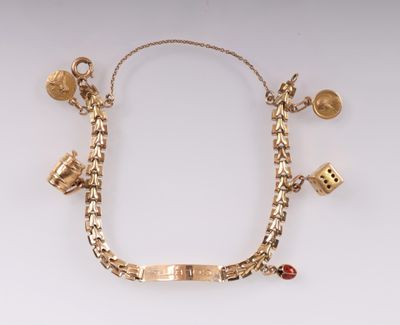 Gros plan sur un bracelet en or orné de breloques