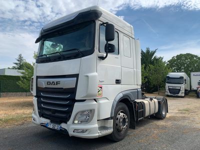 un camion blanc garé sur le bord de la route