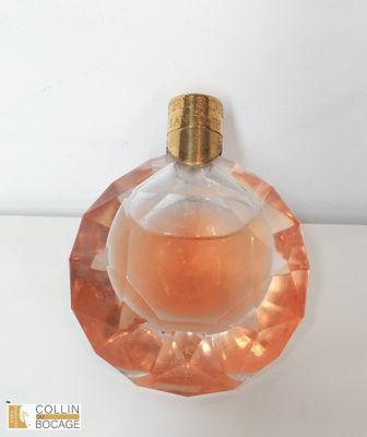 l'image d'un flacon de parfum posé sur une table
