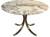 une table ronde en marbre avec des pieds en laiton et un plateau en marbre blanc