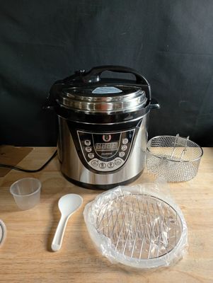 une mijoteuse et d'autres ustensiles de cuisine posés sur une table