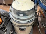 un seau d'eau posé par terre à côté d'autres objets